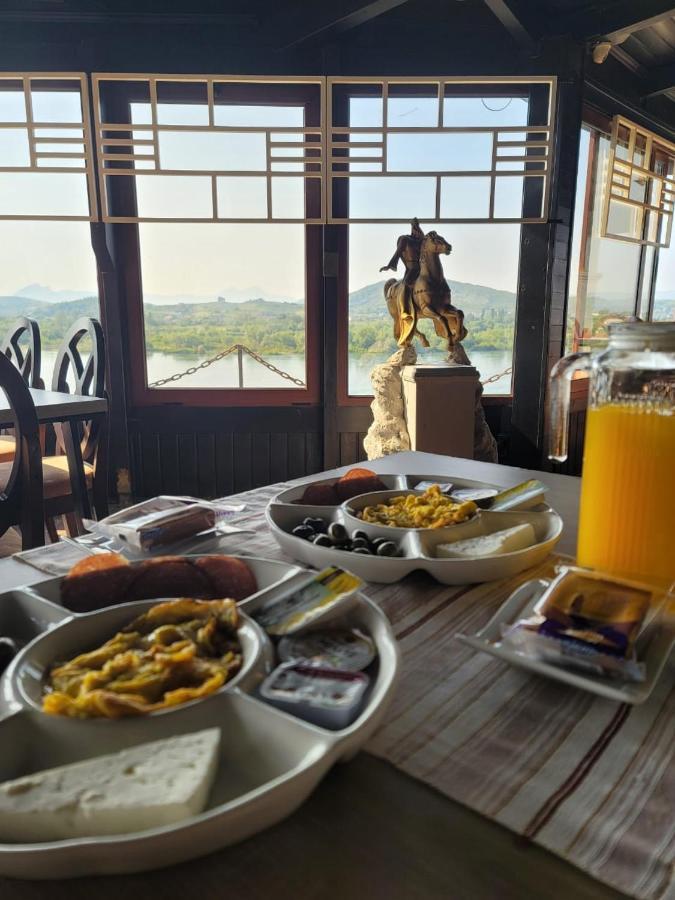 Hotel Iliria Canaj エクステリア 写真