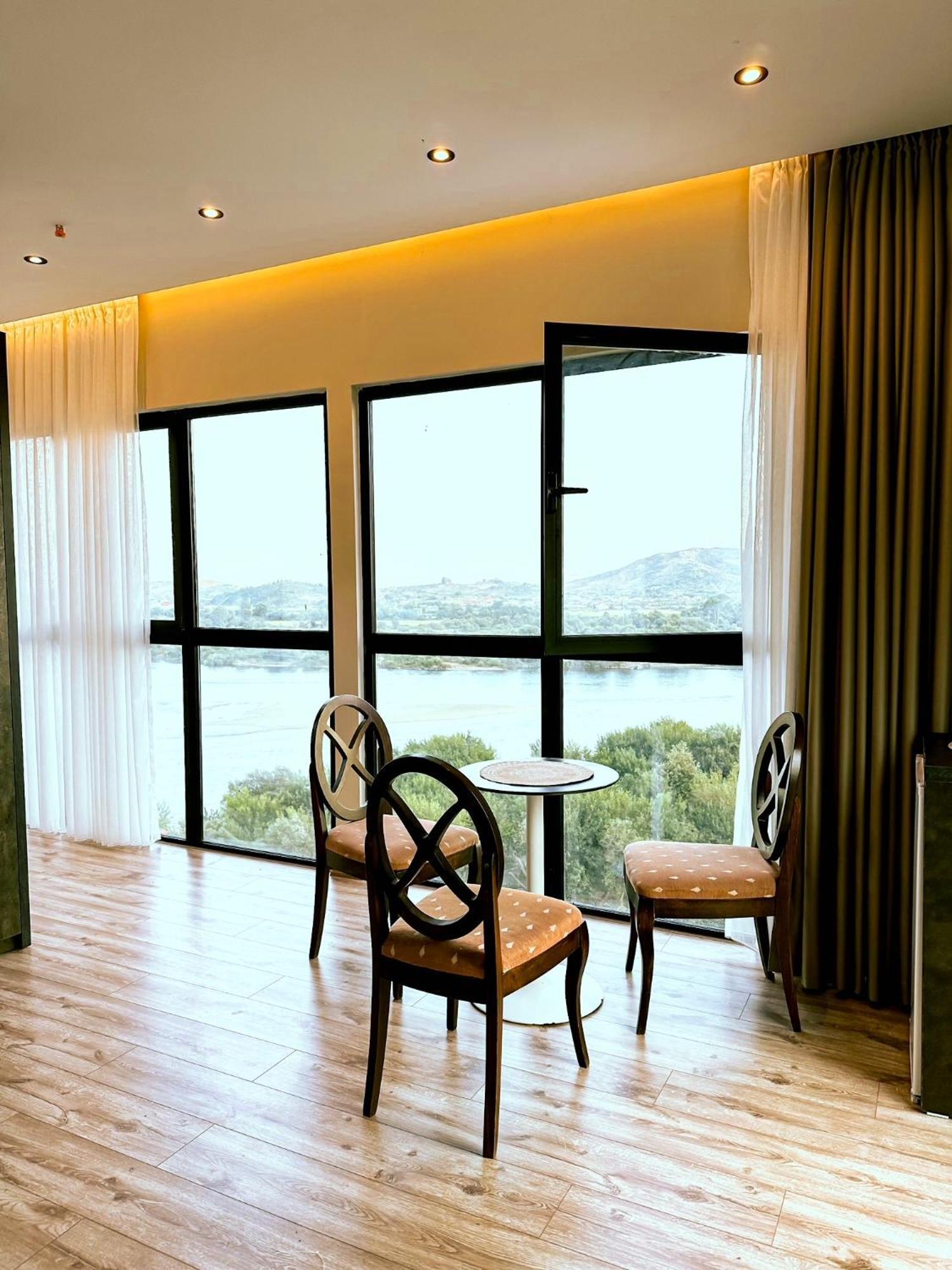 Hotel Iliria Canaj エクステリア 写真