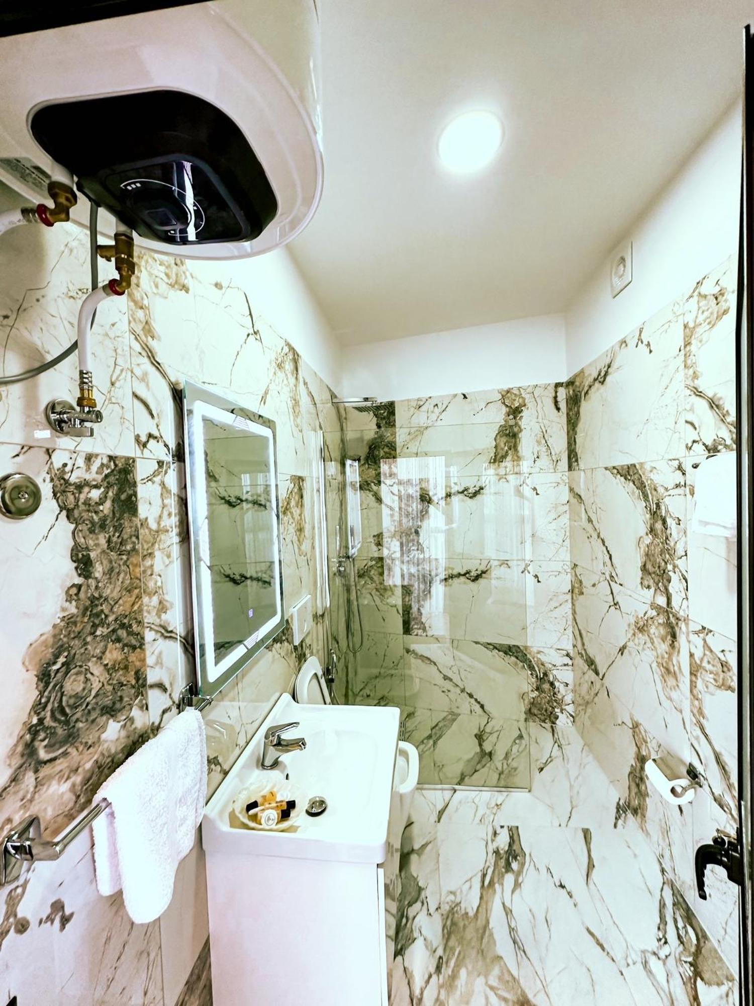 Hotel Iliria Canaj エクステリア 写真