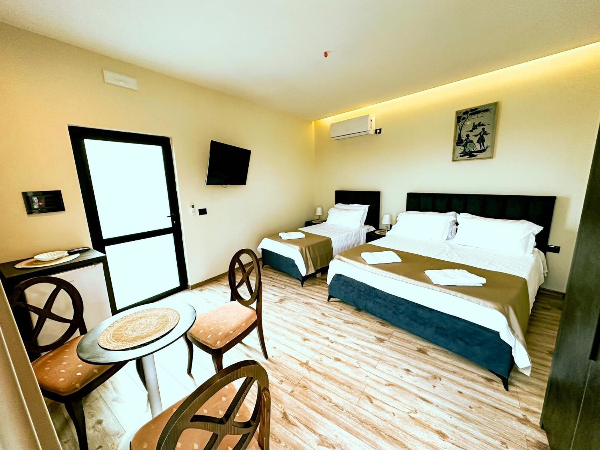 Hotel Iliria Canaj エクステリア 写真